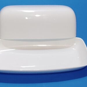 The Franciscan Whitestone Swing Time 1/4 lb Covered Butter Dish from Japan is a